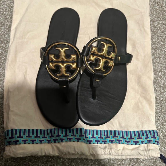 MILLER SOFT METAL LOGO SANDALBlack and gold